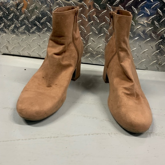 Tan suede boots, gold under heel - Picture 2 of 5